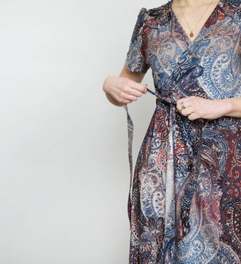 Renkli elbiseli genç kadın modelin seri fotoğrafları.