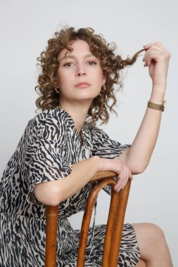 Zebra desenli mini elbise giymiş genç bir kadının seri fotoğrafları.