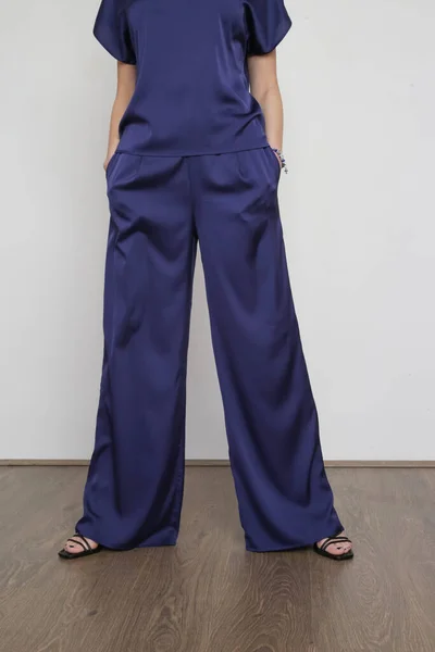 Serie Studio Photos Young Female Model Dark Blue Silk Outfit — 스톡 사진