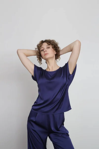 Serie Studio Photos Young Female Model Dark Blue Silk Outfit — 스톡 사진