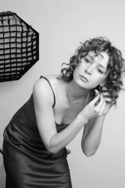 Ritratto Bianco Nero Donna Capelli Ricci Sul Set Riprese Moda — Foto Stock