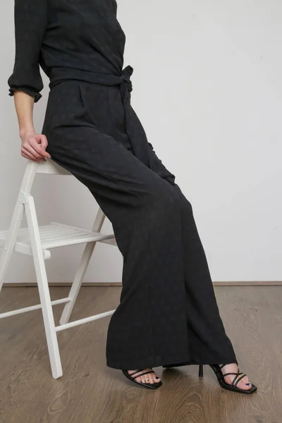 黒リネンの衣装で若い女性モデルのスタジオ写真のシリーズ — ストック写真