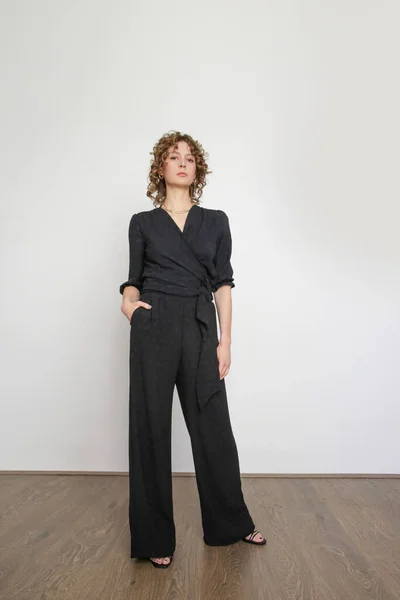黒リネンの衣装で若い女性モデルのスタジオ写真のシリーズ — ストック写真