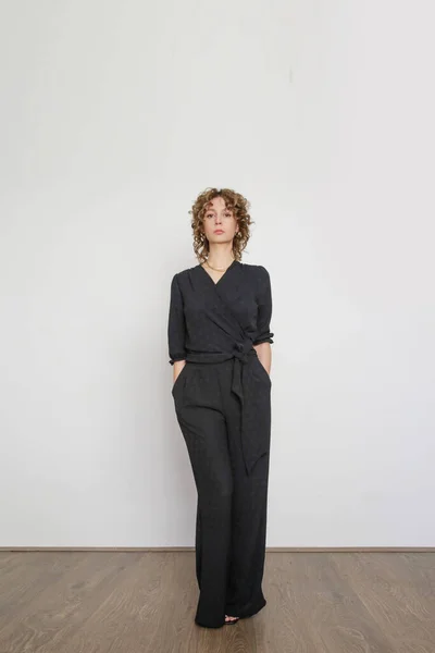 Serie Studio Foton Ung Kvinnlig Modell Svart Linne Outfit — Stockfoto