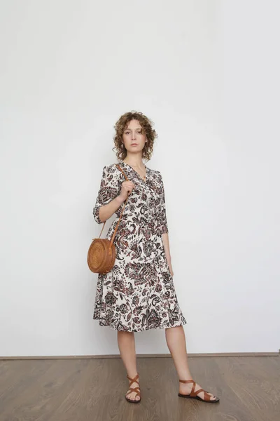Seri Foto Studio Model Wanita Muda Dengan Gaun Berwarna Warni — Stok Foto
