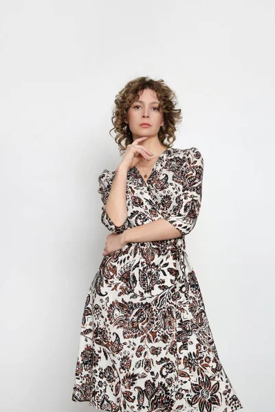 カラフルなドレスで若い女性モデルのスタジオ写真のセリエ — ストック写真