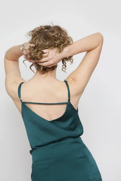 Kobieta Modelka Ubrana Zieloną Jedwabną Bluzkę Owiniętą Spódnicę Midi Stylowy — Zdjęcie stockowe