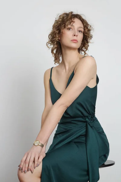 女模穿着绿色的迷彩丝绸上衣和围裙 时尚的单色夏装 时尚工作室拍摄 — 图库照片