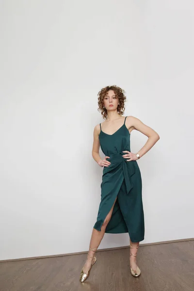 Modèle Féminin Portant Haut Soie Camisole Vert Une Jupe Midi — Photo