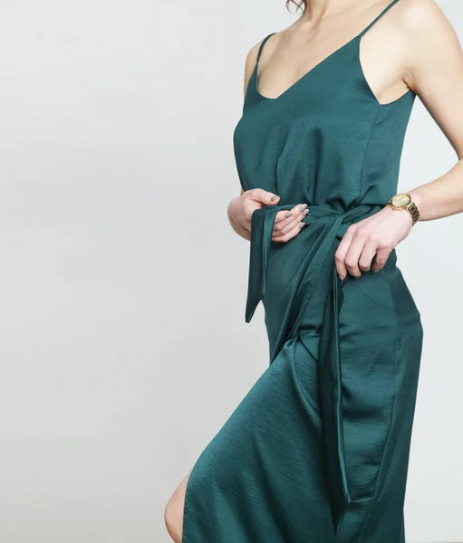 女模穿着绿色的迷彩丝绸上衣和围裙 时尚的单色夏装 时尚工作室拍摄 — 图库照片