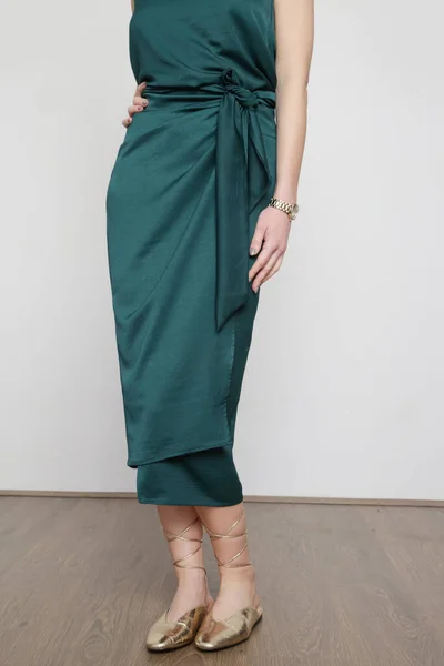 Ženská Modelka Zeleném Hedvábném Kabátě Zabalené Midi Sukni Stylový Monochromatický — Stock fotografie