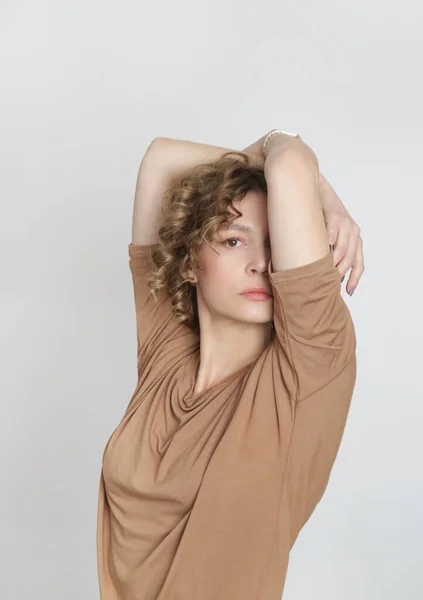 オーガニックコットンを使用したベージュのシャツを着た若い女性モデルのスタジオ写真 快適な持続可能なファッション — ストック写真