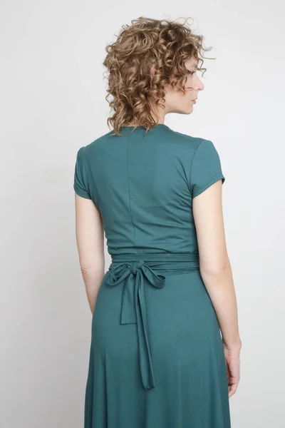 Seria Zdjęć Studyjnych Młodej Modelki Zielonej Sukience Wiskozy — Zdjęcie stockowe