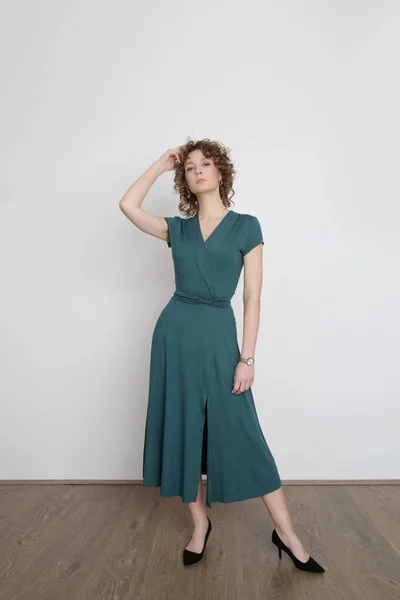 セリエのスタジオ写真の若い女性モデルで緑のビスコースラップドレス — ストック写真