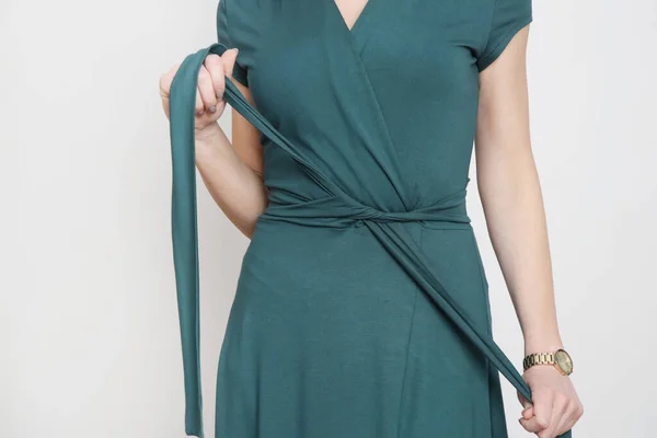 Серія Студійних Фотографій Молодої Жіночої Моделі Зеленій Сукні Обгортання Віскози — стокове фото