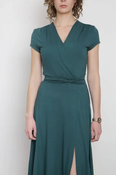 Seria Zdjęć Studyjnych Młodej Modelki Zielonej Sukience Wiskozy — Zdjęcie stockowe
