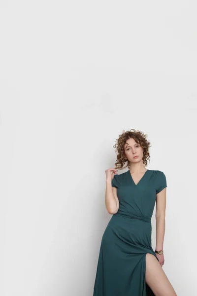 Серія Студійних Фотографій Молодої Жіночої Моделі Зеленій Сукні Обгортання Віскози — стокове фото