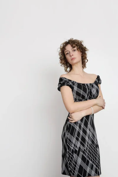 弾性黒と白の古典と肩のドレスオフ汎用性の若い女性モデルのスタジオ写真のセリエ — ストック写真