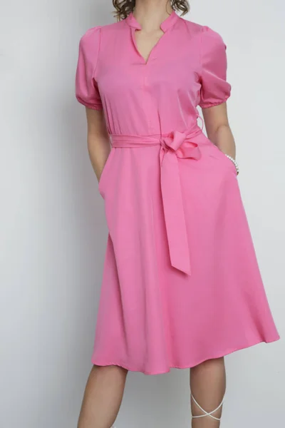 Seria Zdjęć Studyjnych Młodej Modelki Jasnoróżowej Sukience Midi — Zdjęcie stockowe