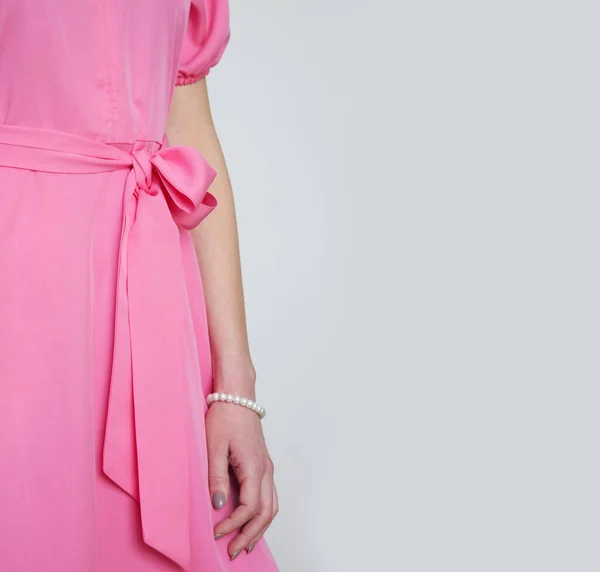 穿着亮粉色迷你裙的年轻女模特摄影棚系列照片 — 图库照片