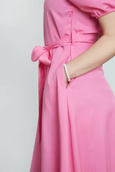 Seria Zdjęć Studyjnych Młodej Modelki Jasnoróżowej Sukience Midi — Zdjęcie stockowe