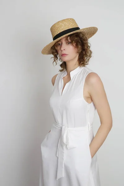 Серия Студийных Фотографий Молодой Женщины Модели Белом Платье Миди — стоковое фото