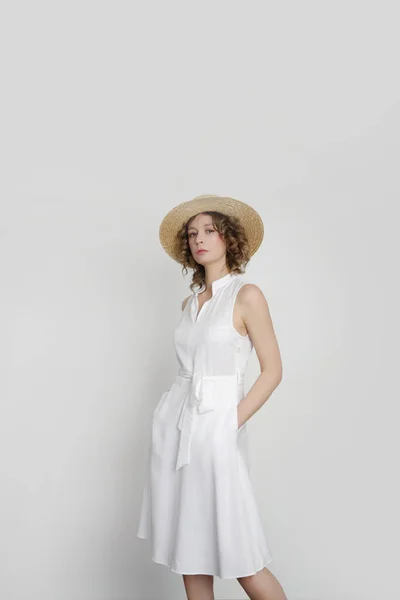 Seria Zdjęć Studyjnych Młodej Modelki Białej Sukience Midi — Zdjęcie stockowe