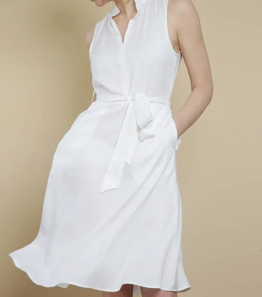 Serie Fotos Estudio Joven Modelo Femenina Vestido Midi Blanco —  Fotos de Stock