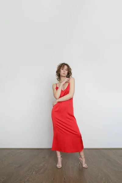 赤い絹のサテンのキャミソールドレスの女性 スタジオショット — ストック写真