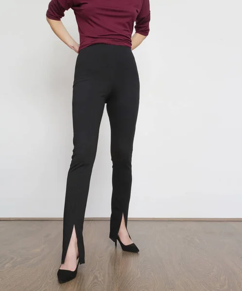 Modelo Femenino Con Pantalones Ajustados Casuales Negros Con Aberturas Captura —  Fotos de Stock