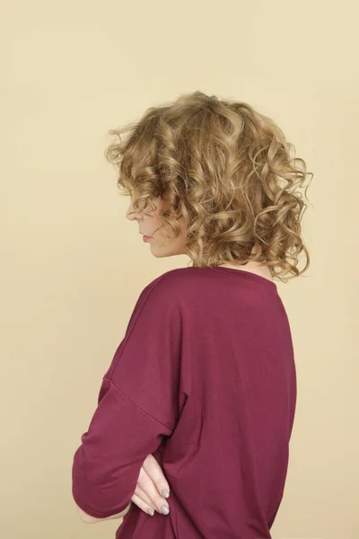 オーガニックコットンを使用したバーガンディシャツを着た若い女性モデルのスタジオ写真 快適な持続可能なファッション — ストック写真