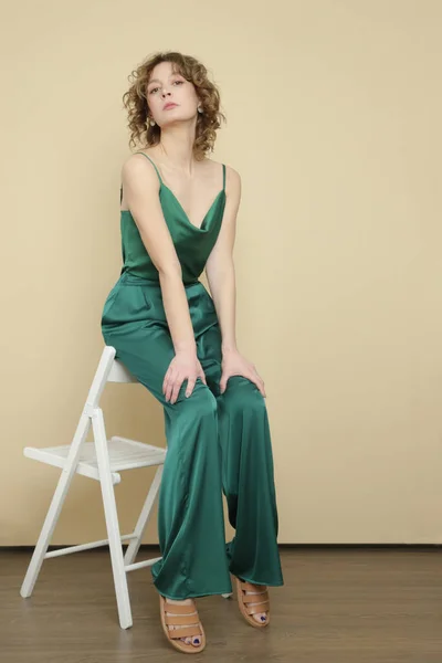 Γυναικείο Μοντέλο Πράσινο Μεταξωτό Μονόχρωμο Ντύσιμο Καμισόλα Μπλούζα Και Παντελόνι — Φωτογραφία Αρχείου