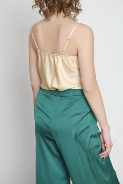 女模穿着绿色和米黄色丝绸衣服 迷彩上衣和裤子 经典而简单的夏季时尚 工作室拍摄 — 图库照片