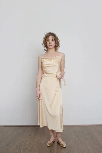 Vrouw Model Met Gouden Camisole Zijden Top Gewikkelde Midi Rok — Stockfoto