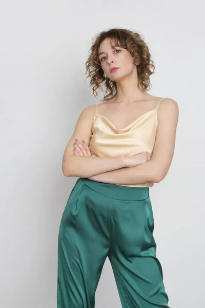 Modelo Femenino Con Traje Seda Verde Beige Camiseta Pantalón Moda —  Fotos de Stock