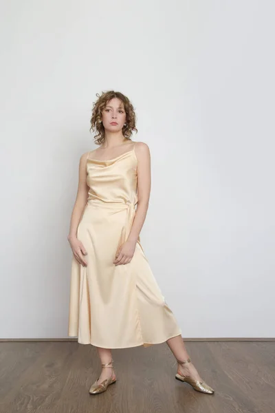 Kobieta Modelka Ubrana Złotą Jedwabną Bluzkę Zawiniętą Spódnicę Midi Stylowy — Zdjęcie stockowe