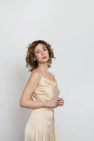 Kobieta Modelka Ubrana Złotą Jedwabną Bluzkę Zawiniętą Spódnicę Midi Stylowy — Zdjęcie stockowe