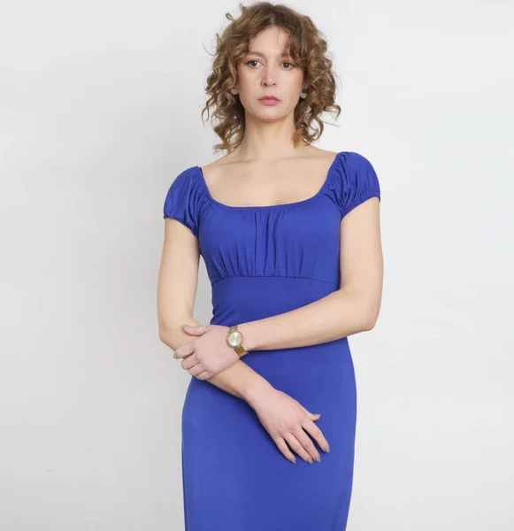 Studio Zdjęcie Młodej Modelki Długiej Elastycznej Niebieskiej Sukience Królewskiej Klasycznej — Zdjęcie stockowe