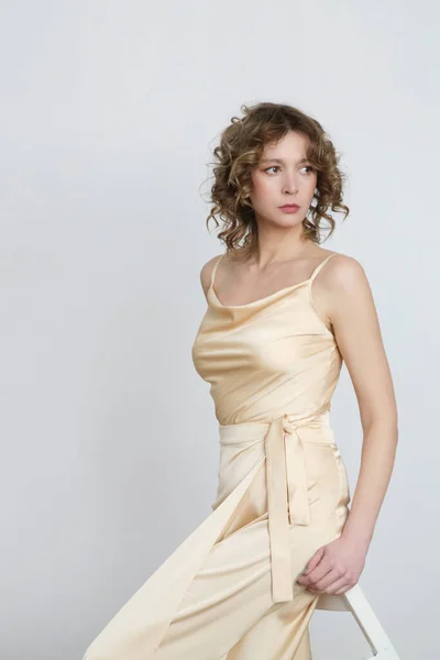Γυναικείο Μοντέλο Χρυσή Καμισόλα Μεταξωτή Μπλούζα Και Τυλιγμένη Φούστα Midi — Φωτογραφία Αρχείου