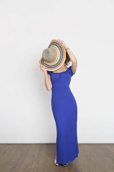 Estudio Foto Joven Modelo Femenina Vestido Azul Real Verano Largo —  Fotos de Stock