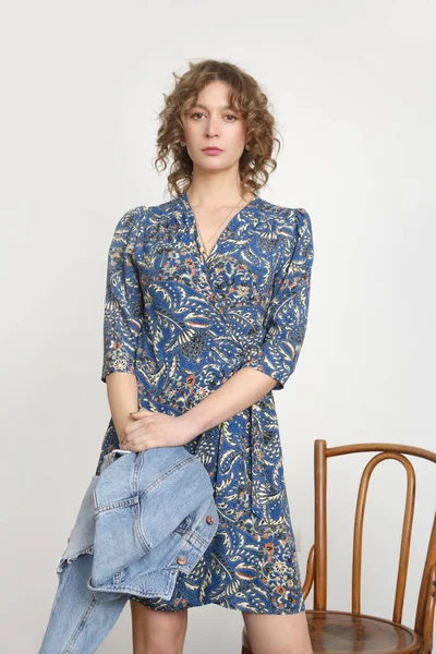 カラフルな青と白のパターンのドレスで若い女性モデルのスタジオ写真のセリエ — ストック写真
