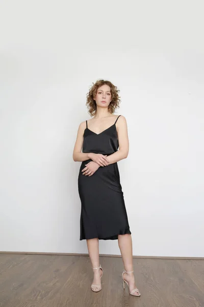 Modèle Féminin Portant Haut Soie Camisole Noir Une Jupe Midi — Photo