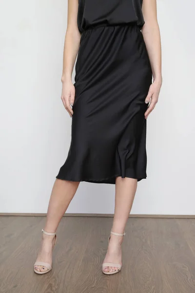 Ženská Modelka Černém Hedvábném Kabátě Zabalené Midi Sukni Stylový Monochromatický — Stock fotografie