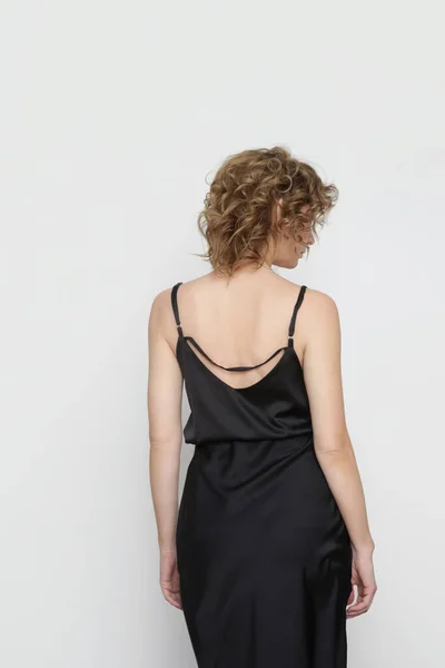 Kobieta Modelka Ubrana Czarną Jedwabną Bluzkę Owiniętą Spódnicę Midi Stylowy — Zdjęcie stockowe