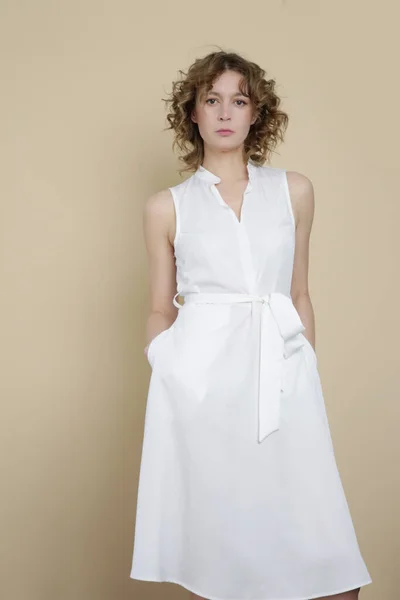 穿着白色迷你裙的年轻女模特的摄影棚系列照片 — 图库照片
