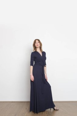 Lacivert Maxi Viscose elbiseli genç bir kadının stüdyo fotoğraflarının serisi..