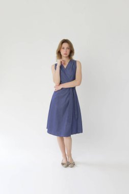 Pamuklu kotlu kolsuz elbise giymiş genç bir kadının seri fotoğrafları..