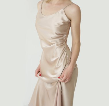 Bej renkli ipek saten gecelikli kadın, stüdyo fotoğrafı..