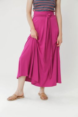 Stüdyoda çekilen rahat pamuklu etekli genç kadın fotoğraflarının serisi..