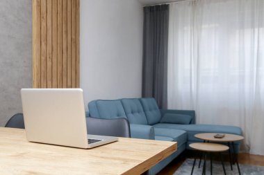 Modern ve rahat dairenin oturma odasındaki masanın üstünde.